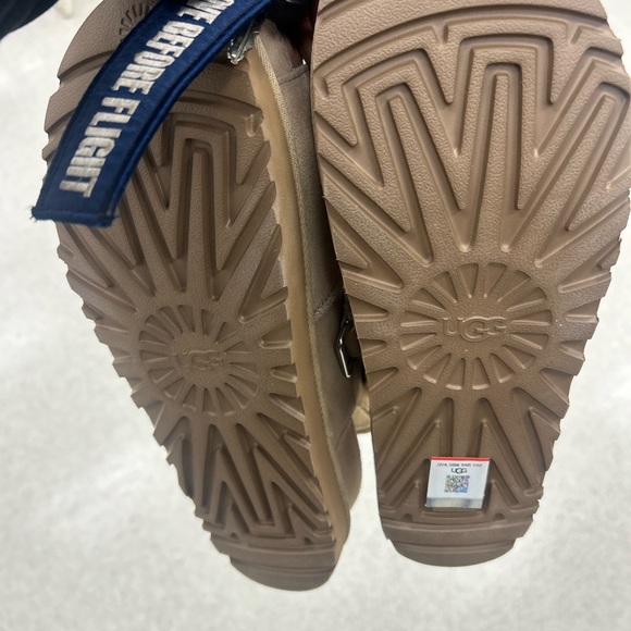 UGG Chestnut Platform Sandals with Navy Pull Tab - Picture 2 of 4
